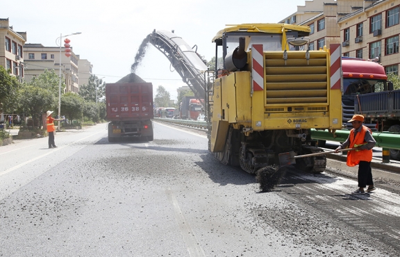 瀝青路面銑刨，廢舊料將回收再利用